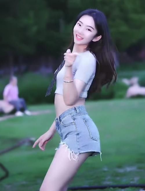 佳人|“一家亲”的修身牛仔裤,草地奔放热舞的清纯女神,网友美景佳人
