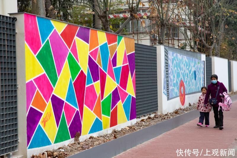 包围|30余幅彩绘绵延600多米,上海徐汇一老小区被涂鸦“包围”……