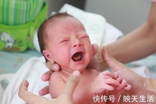 就医|新生儿“力大无穷”,刚出生就会“走路”?6种反射行为要知道