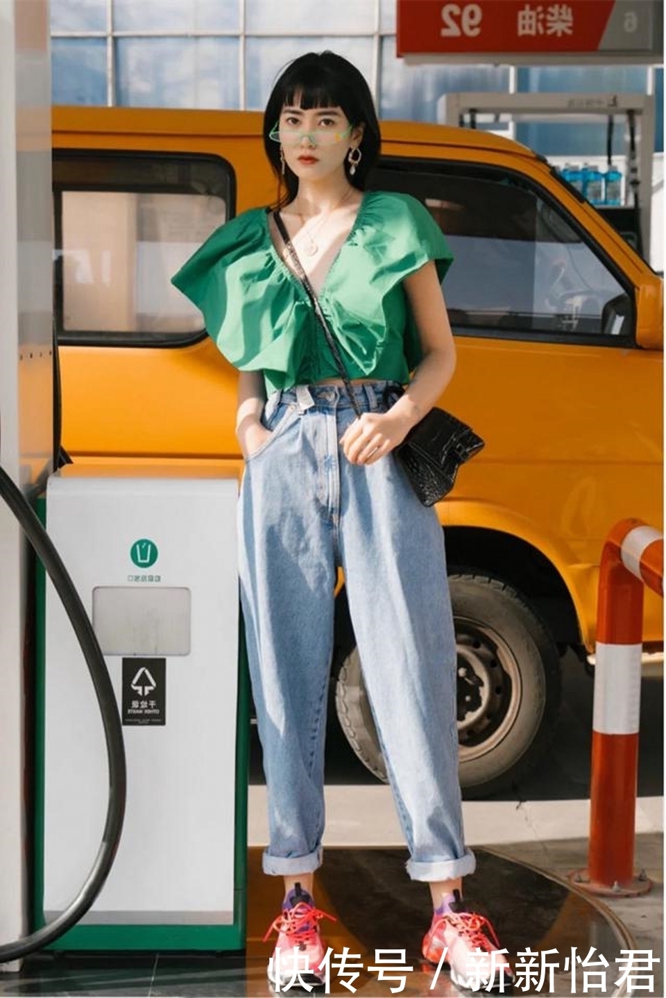 路人街拍,简洁的瑜伽裤搭配清爽的短袖,美丽又大气