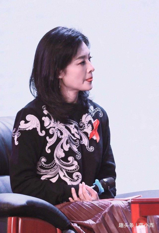 减龄 周涛终于穿卫衣,搭配百褶半身裙录节目,齐肩发型减龄又时髦!