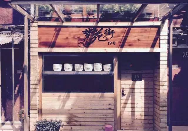 爷爷奶奶|三代6口人挤24㎡弄堂房，28岁侄子与姨妈同卧，因怕苦从不工作