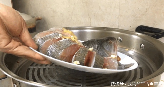  喜欢吃鱼吗大叔教你清蒸鲈鱼，口感鲜嫩，简单易学，家人喜欢！