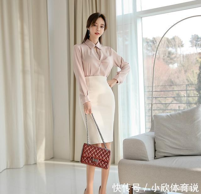 高跟鞋|时尚服装孙允珠浅粉色丝绸光滑雪纺衬衫搭配纯白及膝裙子