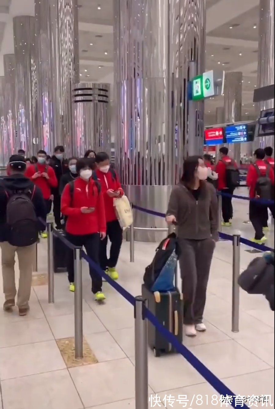 短池|小鳥依人!全紅嬋隨游泳隊抵達阿聯(lián)酋,排隊入境像小可愛闖入巨人國