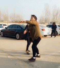 |搞笑GIF段子:不是说女追男隔层纸吗?这也太好追了吧,哈哈哈哈