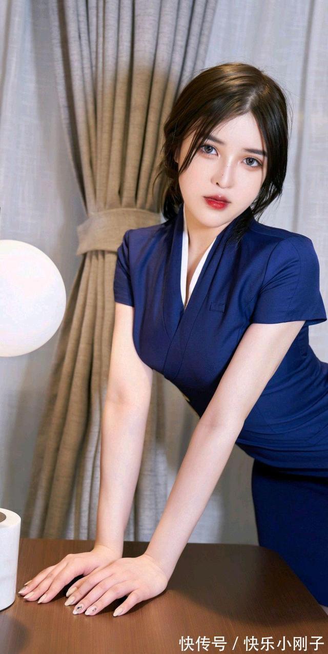 大长腿 气质女神韩静安蓝色谨慎旗袍搭配丝袜,有一种空姐的既视感