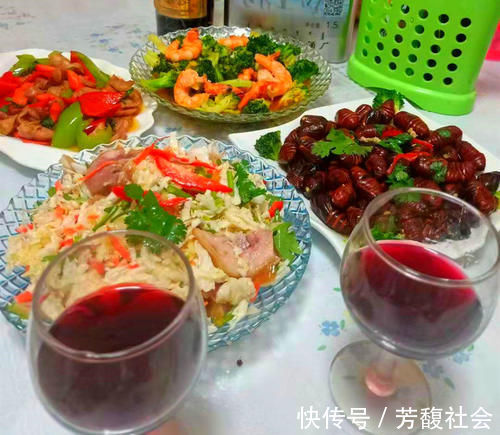 儿子大学放假返家，张罗了一桌子菜，简单丰盛，网友：这是亲爸妈