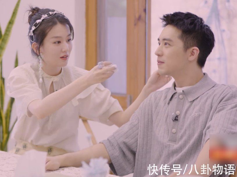 假戏真做|许魏洲嘴巴粘了东西,乔欣下意识伸手去帮他擦,吴宣仪都看愣了