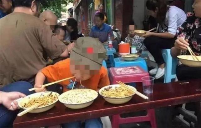 母子俩|母子俩点3碗面,刚出门,老板叹气这妈妈以后连养老院都没得住