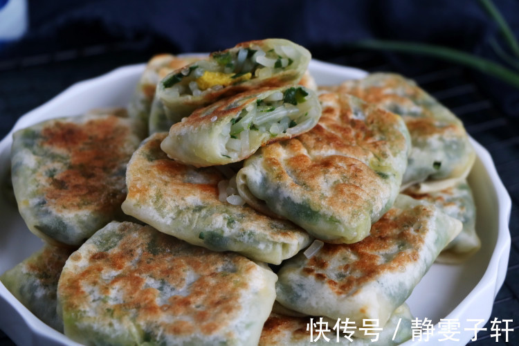 一把韭菜5斤饺子皮，做懒人早餐，比韭菜盒子好吃，一口气吃10个