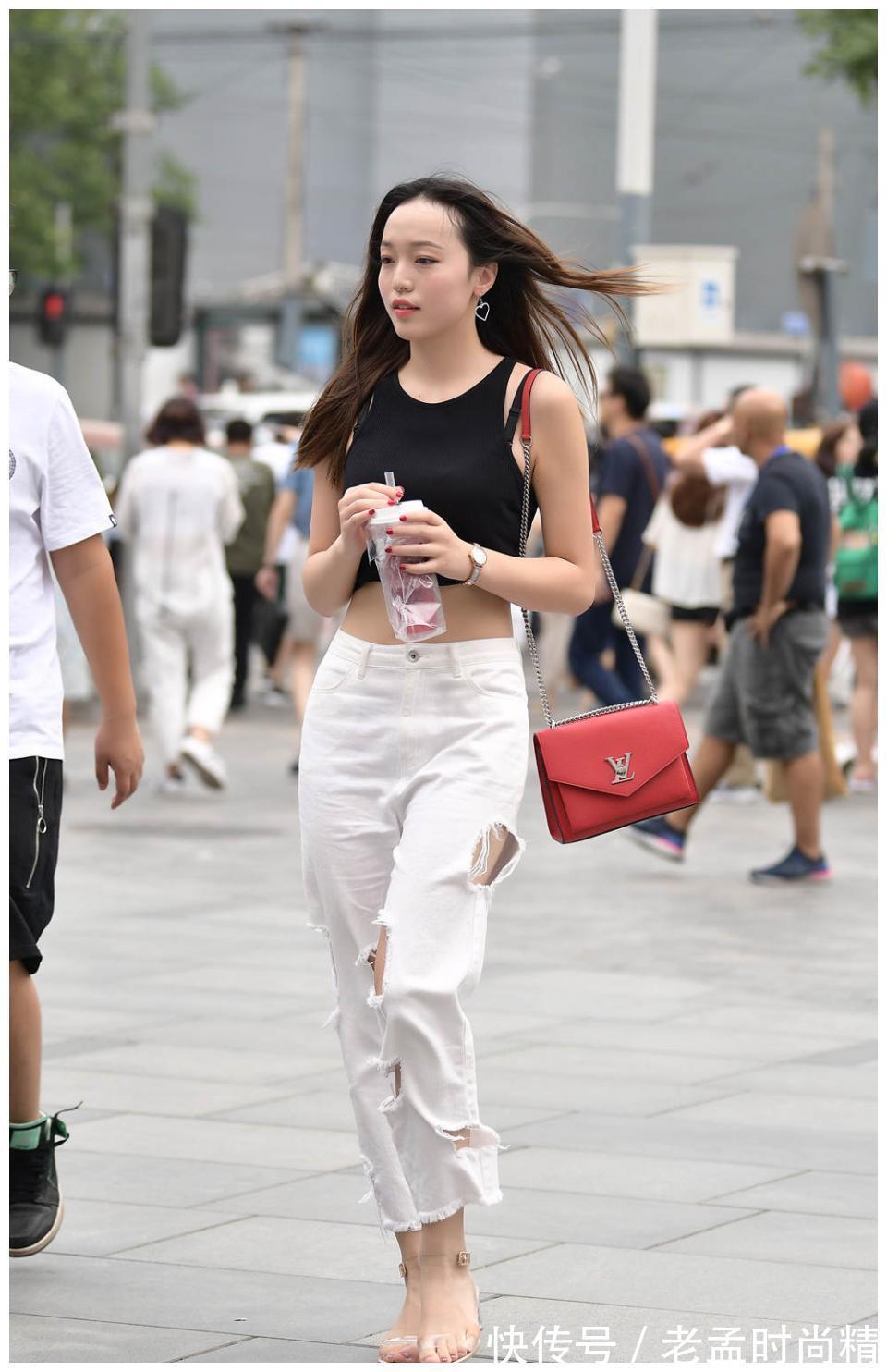 吊带|破洞牛仔裤，搭配水晶凉鞋，黑色的修身吊带，不多见的风格