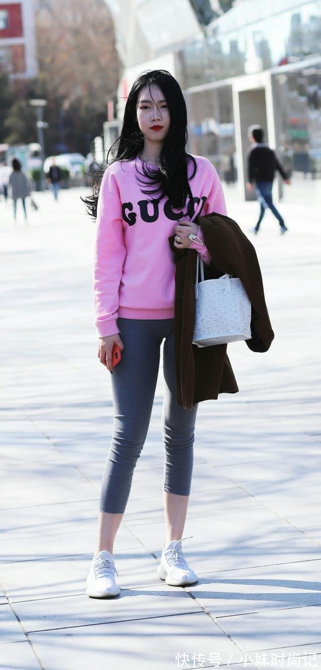 搭配 街拍:青春活力范的小姐姐,七分打底裤搭配卫衣,尽显休闲风格!