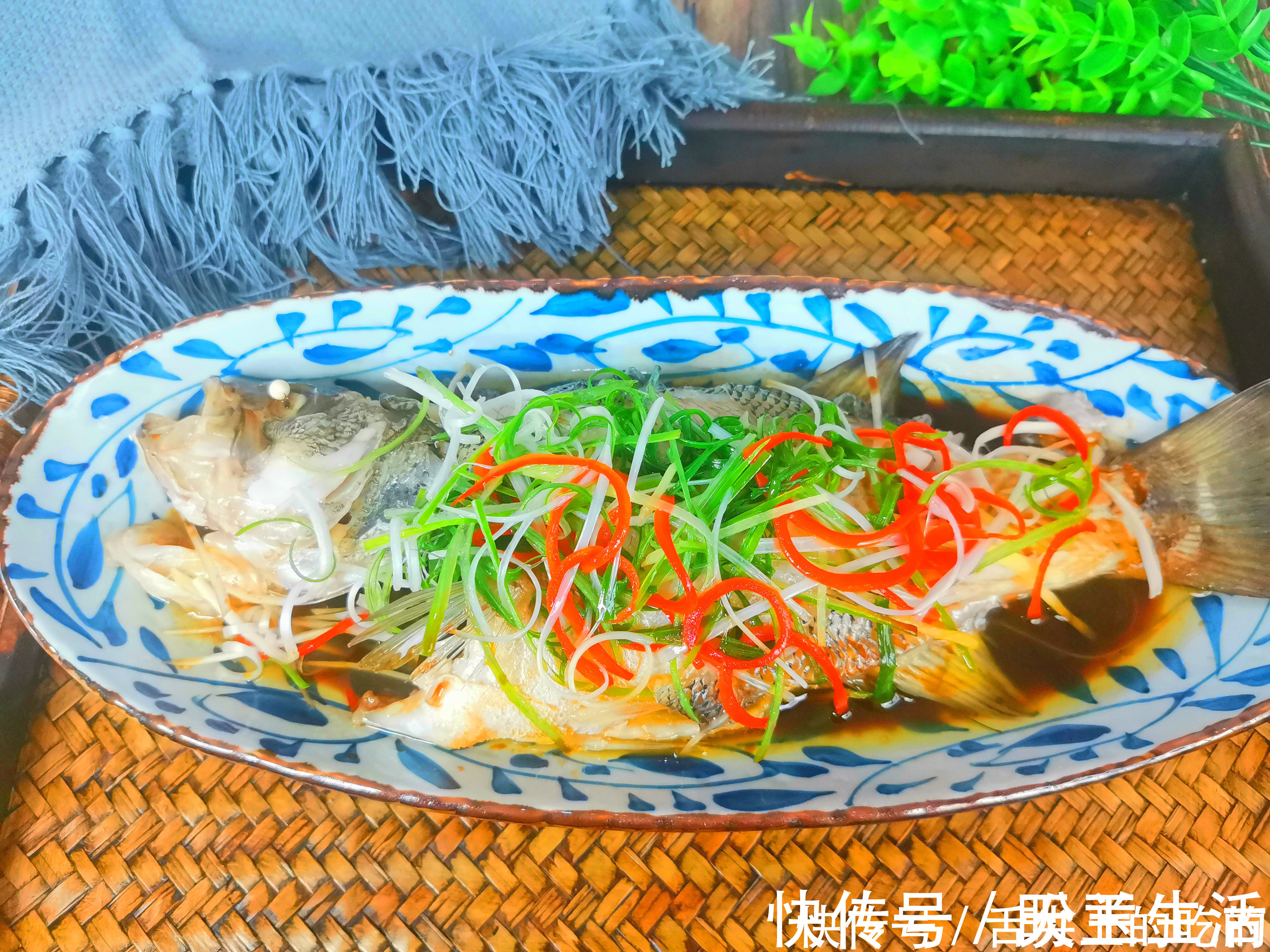 腌制|清蒸鲈鱼,最忌放盐和料酒,诀窍告诉你,鱼肉鲜嫩好吃,不腥不柴