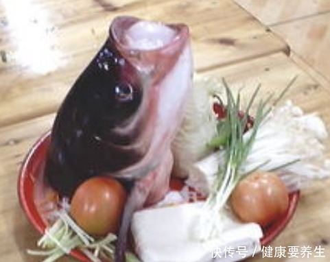 鱼肚子上面|一个人的“性格”如何,看他吃鱼时第一筷子夹哪里,就明白了