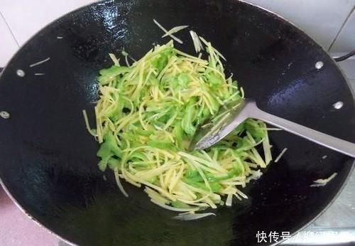 美味佳肴|土豆和“它”天生一对,坚持晚上吃点,排出黑宿便,大肚腩不见了
