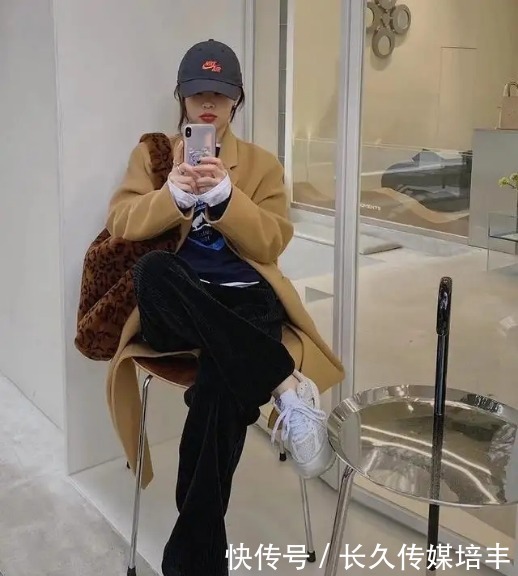 今年春天穿大衣,建议搭配这几种“经典款裤装”,时髦又耐看