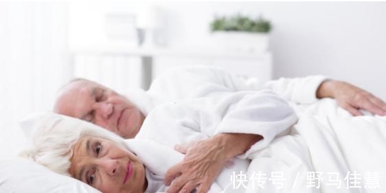 睡不着|为什么很多老人半夜醒来后，就睡不着了？医生：多半是这两个原因