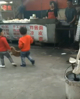 |搞笑GIF:本以为是郎才女貌 怎料想是狼心狗肺