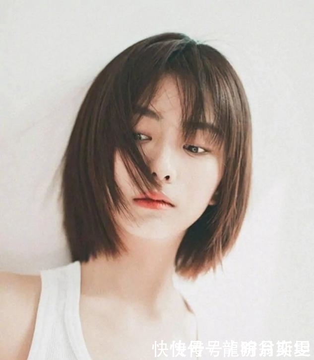 女人头发别瞎剪，今秋选这3款“发型”就对了，时髦显脸小