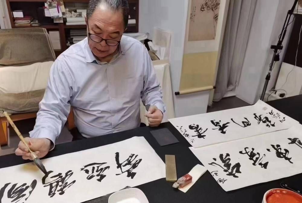 还珠格格&张铁林书法卖出皇帝价?平时10万一幅,直播间1688元,就当送人了