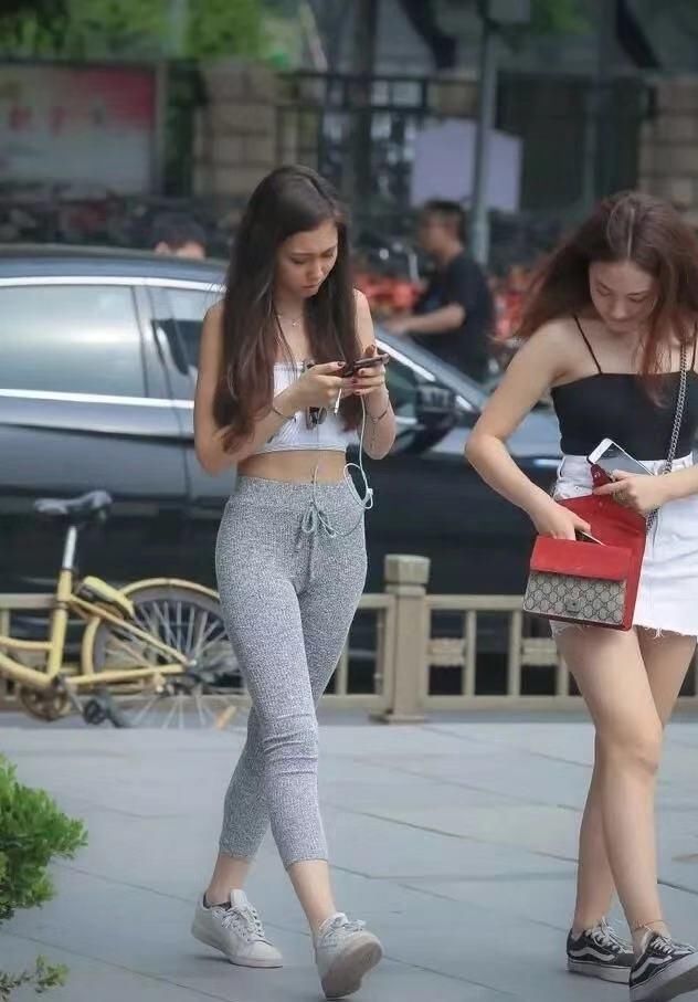 t恤 利落优雅的打底裤,比较通勤与正式的风格,整体带来时尚摩登气息