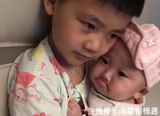 哥哥|妹妹被妈妈教训后,一脸委屈地窝在哥哥怀里,兄妹俩看着太有爱了