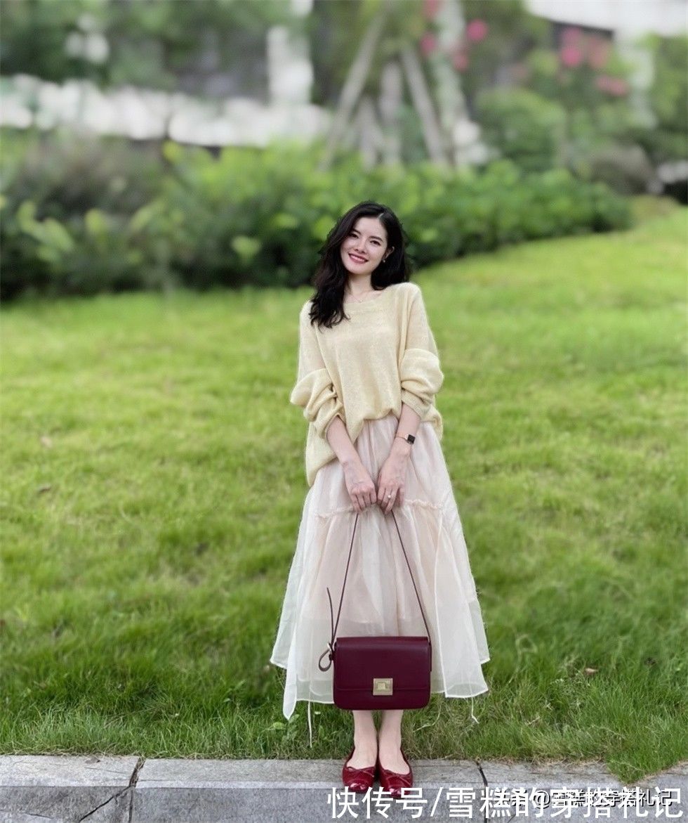 搭配 “长裙+短靴”=早秋最美穿搭！遮肉显高还时髦，日常通勤都适合