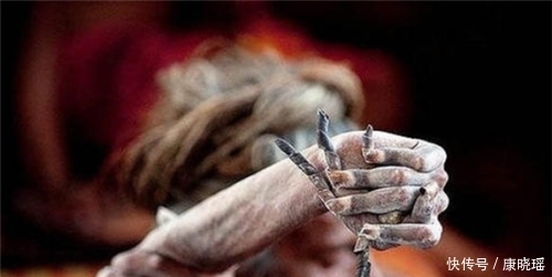 种姓制度|印度苦行僧:因为梦高举右臂47年,如今手臂固定在肩上,无法转动