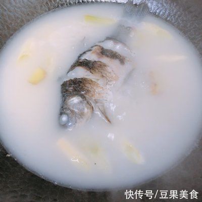 土鲫鱼|这道回归~超鲜的木瓜鲫鱼汤一上桌，我的筷子就没停过