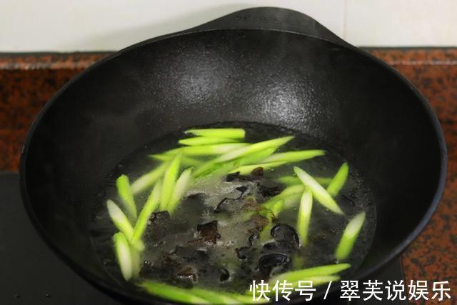 芦笋要换个做法吃!吃芦笋配上这个,味道好吃到爆,2盘都嫌少!