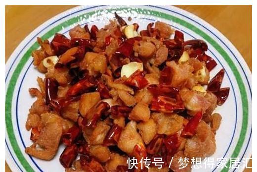 此菜辣爆味蕾，色泽艳丽，酥香爽脆，在家做超实惠，新手也会做