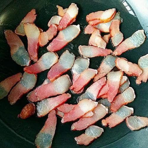 小米辣|腊肉到底怎么洗？用热水or冷水，大厨经验用这种“水”，原汁原味