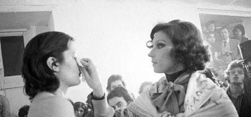 小时|她将身体麻醉6小时任人处置，没等到拥抱与玫瑰，只有路人的狂欢