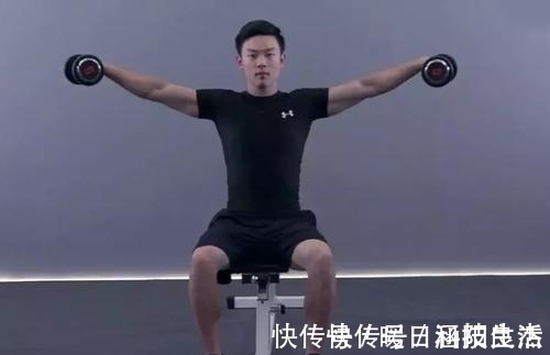 哑铃|如何锻炼出宽厚肩膀,需要调整哑铃侧平举,有效刺激三角肌中束