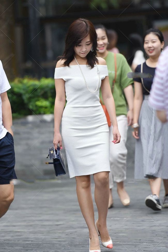 白色方领修身连衣裙，简约大方，优雅时尚