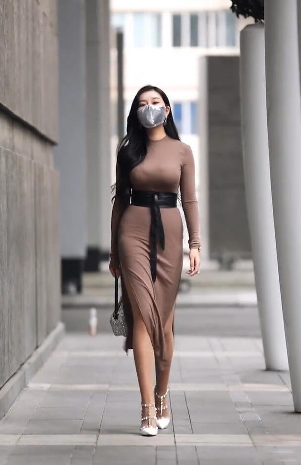 开叉裙 姐姐骨子里散发高级感，简单开叉裙，彰显“知性熟女”韵味