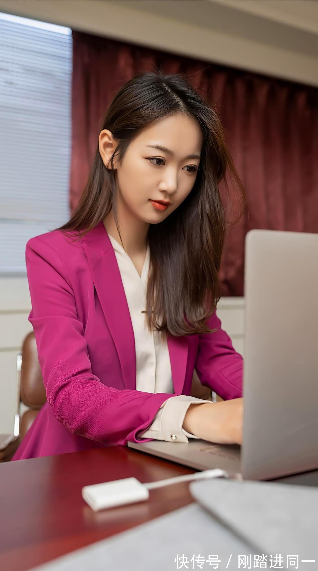 穿搭|美女办公室穿搭,包臀裙与肉丝激情碰撞,穿出了OL制服的灵魂,让人神魂颠倒