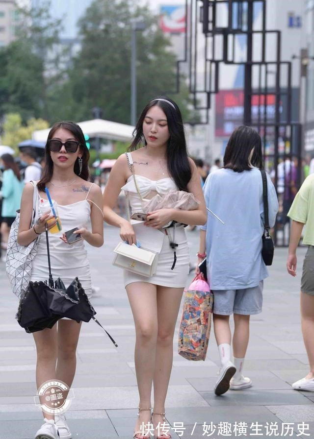 包臀裙 穿上包臀裙让这个季节充满新鲜感，体现美女的身材魅力，搭配凉鞋！