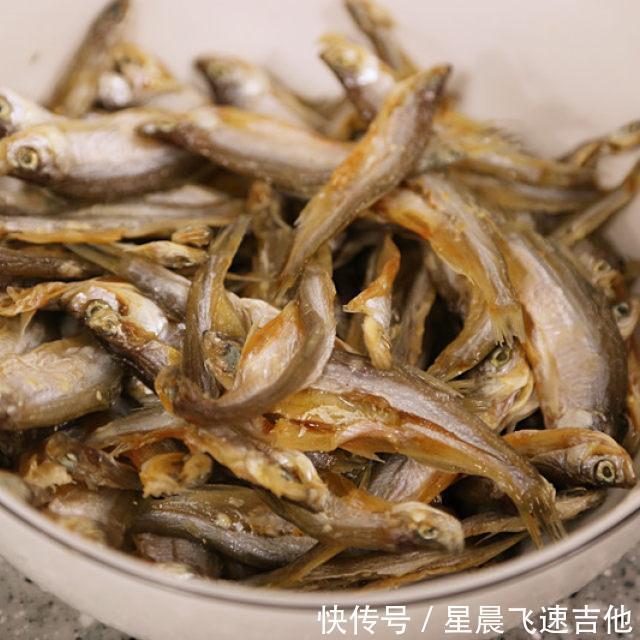 毛豆|香辣毛豆米炒小鱼干,看起来好开胃的样子