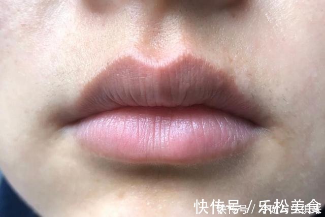 色素 女生长期涂口红,嘴巴都会有这4个问题,不解决只会拉低颜值!