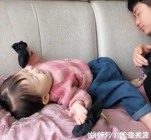 臭袜子|爸爸假装被臭袜子熏晕,女儿闻过后也晕了,结果让妈妈忍不住笑喷