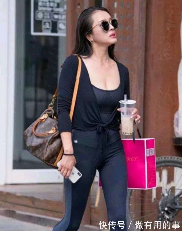 小姐姐|街拍:一起逛街的短发美女,分别穿白色的纱裙与蓝色牛仔裙,美动减龄