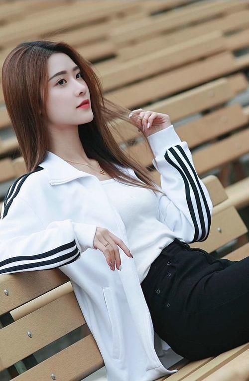 背心|白色的背心外搭白色外套，吸睛又时尚，整体的造型休闲又青春减龄