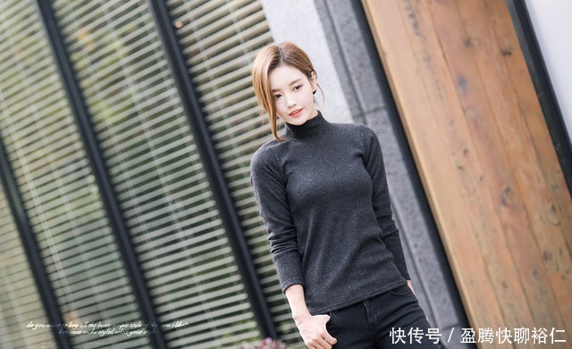珠珠|珠珠时尚穿搭美图:简单随性街头初冬棉绒T恤衫搭配格纹大衣