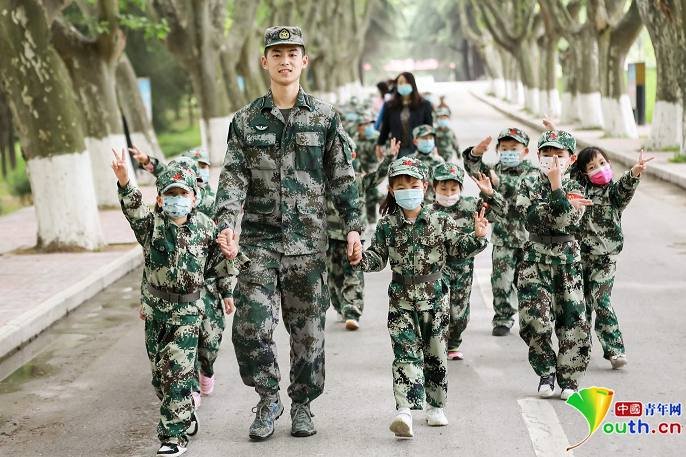 学院|萌娃零距离体验军营　点燃心中红色小火苗