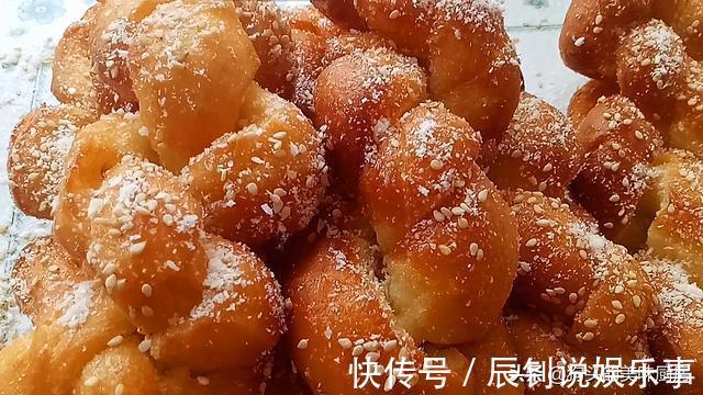 油炸|女儿想吃麻花,自己在家就可以做,淋上蜂蜜,香甜松软,太香了