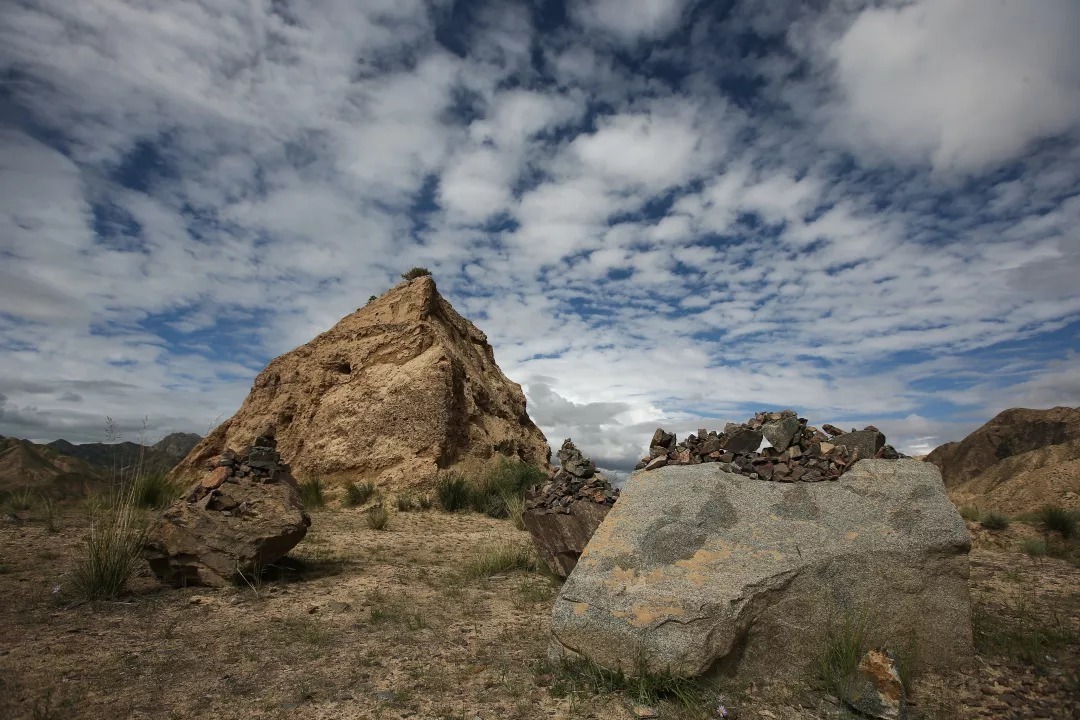 热水墓群|“九层妖塔”原型古墓惊现:1000余件文物,500余件金银玉器,87匹汗血宝马