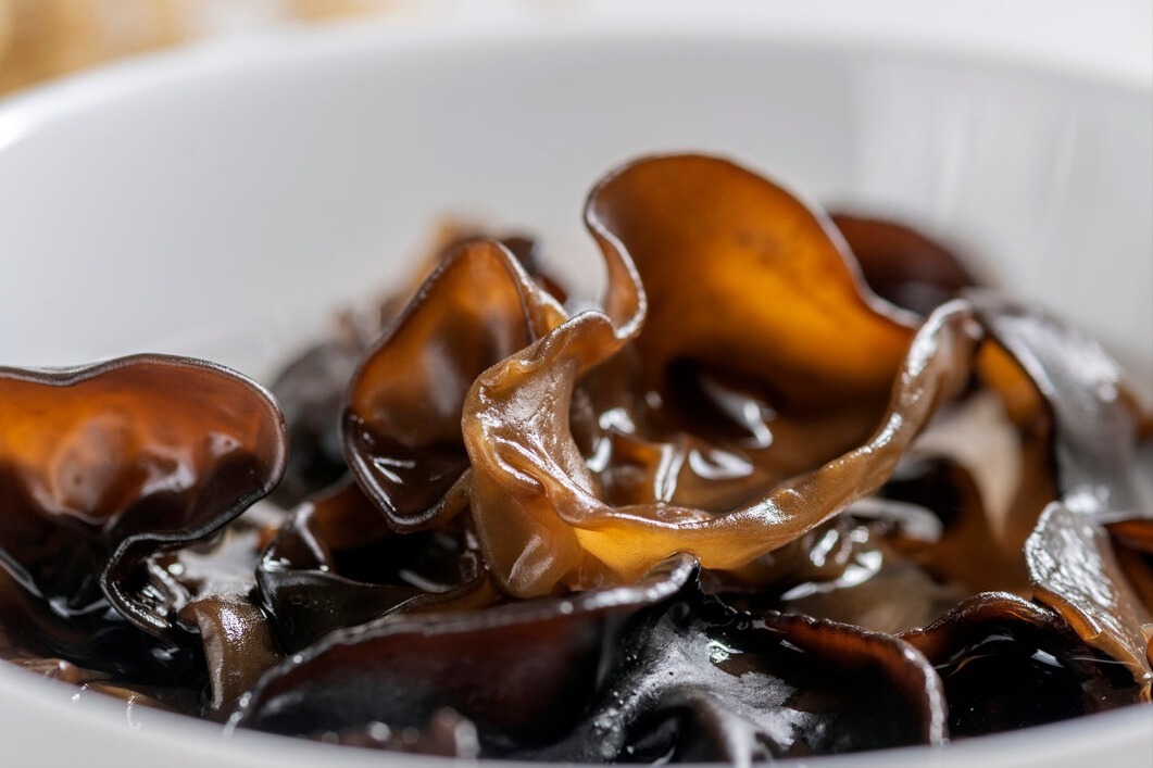 泡木耳,用冷水泡是大错,记住2个诀窍,木耳泡发率高,又好又快!