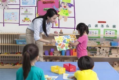 幼儿园老师|幼儿园老师发现孩子衣服标签被剪,知道原因难接受,园长请退园